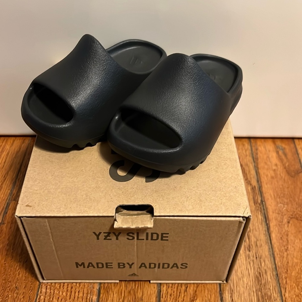 NEVER WORN TODDLER YEEZY SLIDES